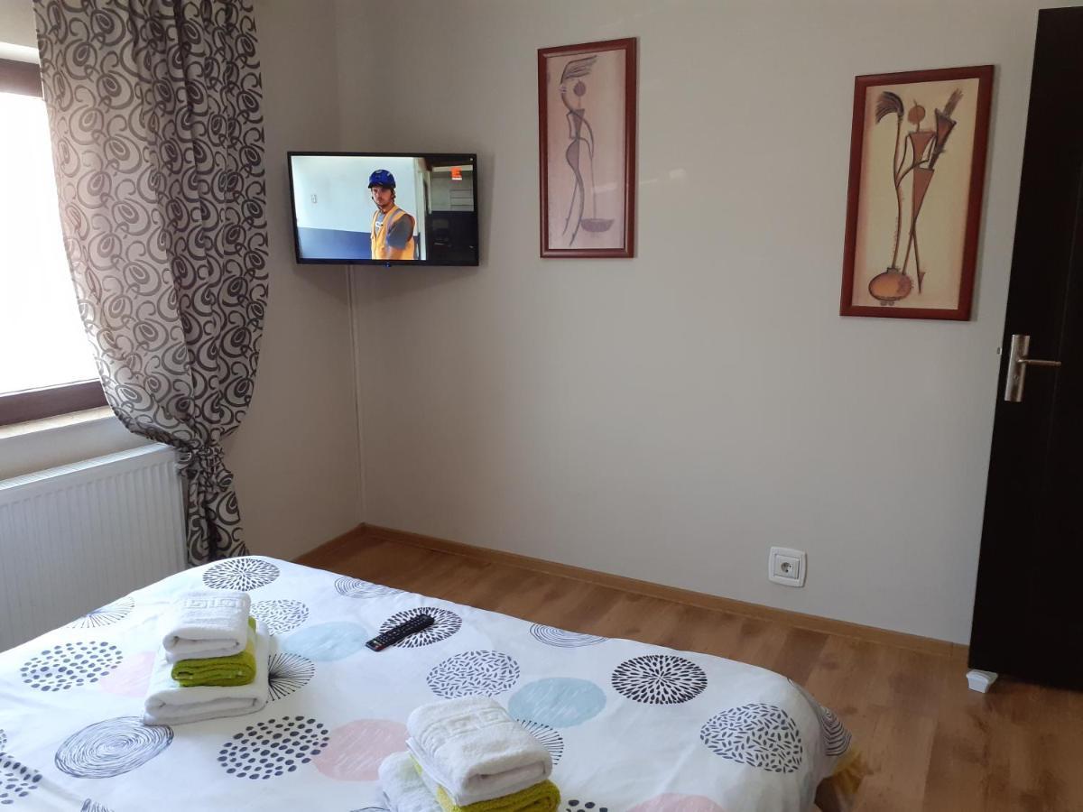 אונשטי Apartament Cristina Cu Doua Dormitoare & Balcon & Parcare Proprie מראה חיצוני תמונה